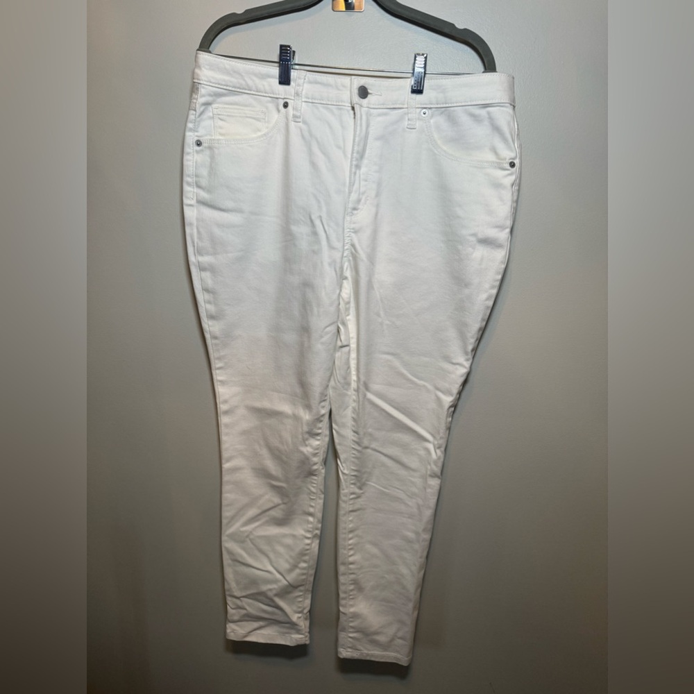 Universal Thread white jeans size 14/32R 
High rise skinny crop